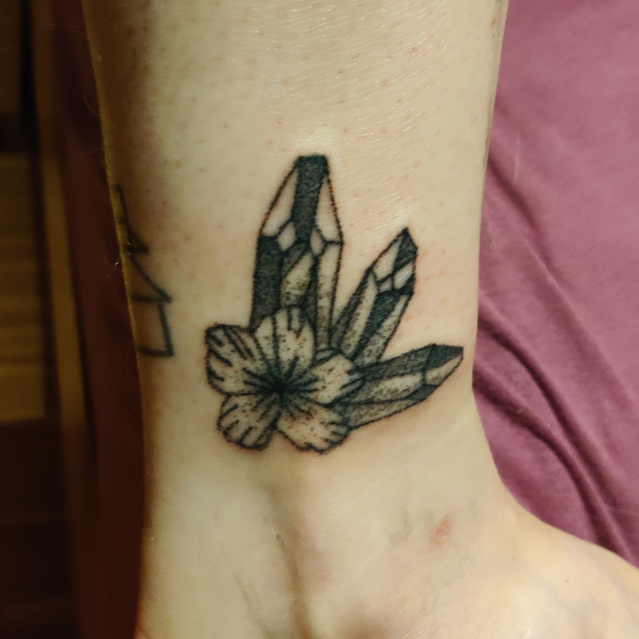 Kristalle Handpoke Tattoo